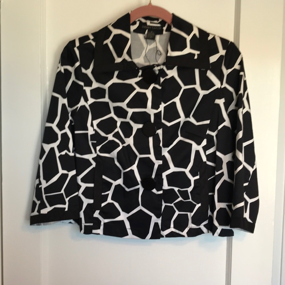Great little blazer. 3/4 sleeve.